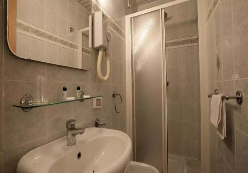 Fotos del hotel Embassy:  5