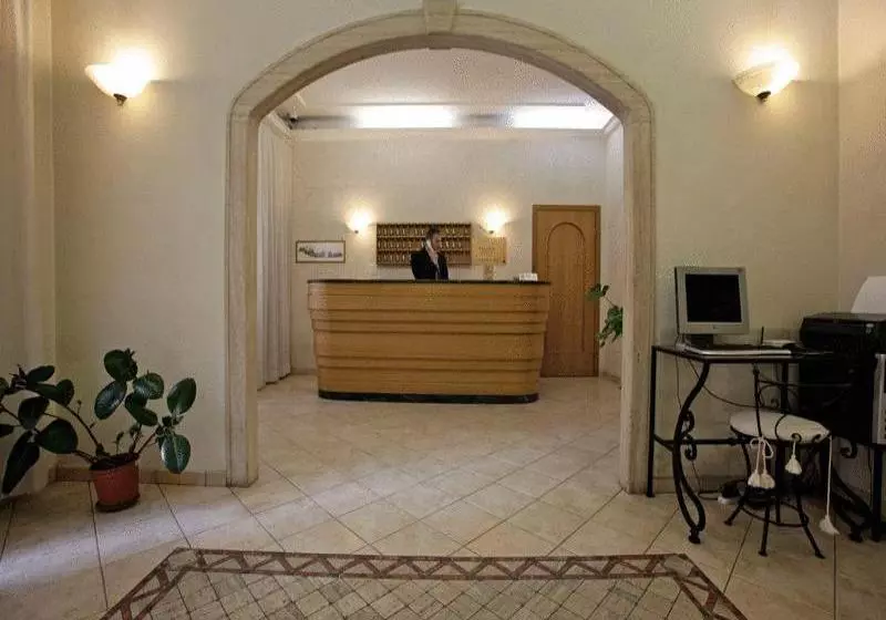 Fotos del hotel Embassy:  2