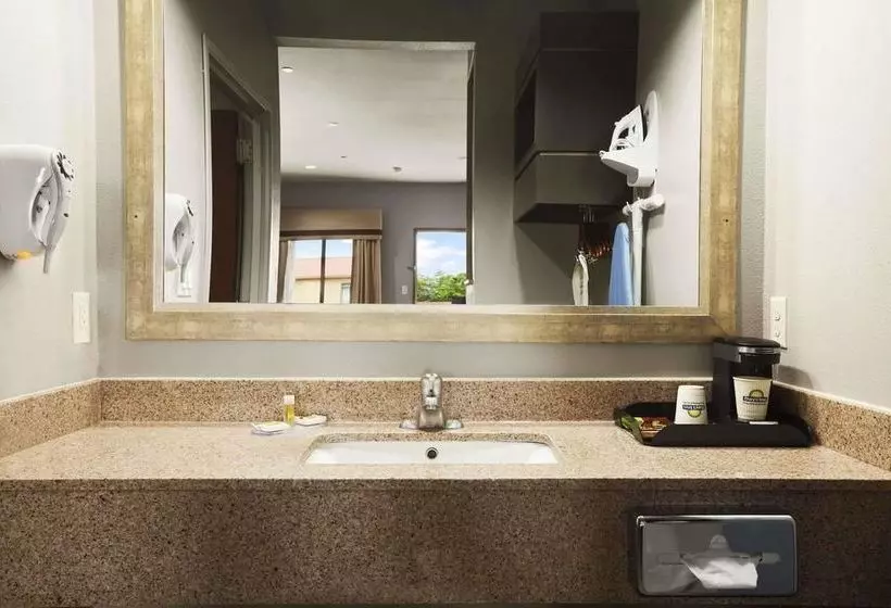 Fotos del hotel Days Inn & Suites By Wyndham Houston Northspring:  5