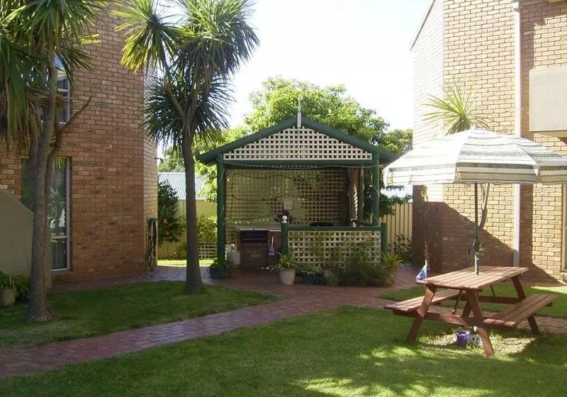 Fotos del hotel Fronds Holiday Apartments:  2