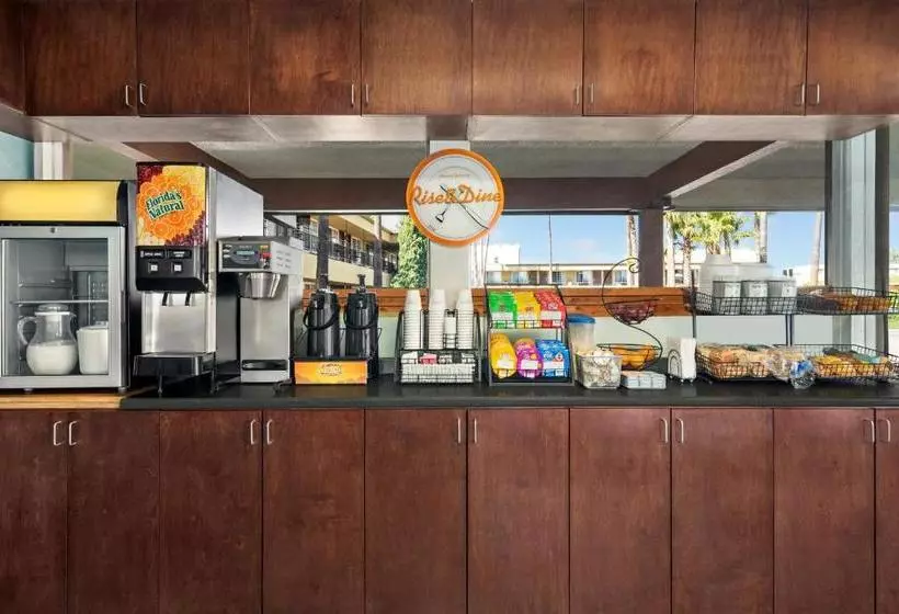 Fotos del hotel Howard Johnson By Wyndham San Diego State University Area:  3