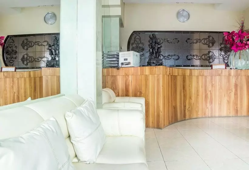 Fotos del hotel Capital O  Villa Monini:  3