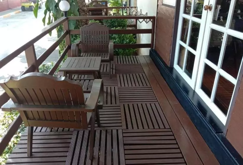 Fotos del hotel Lunar Hut Resort:  4