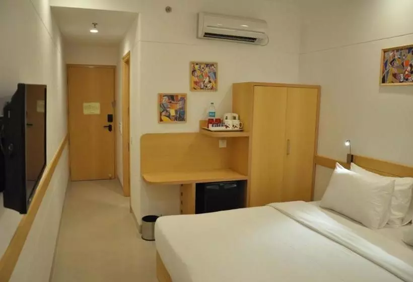 Fotos del hotel Red Fox Hotel, Chandigarh:  13