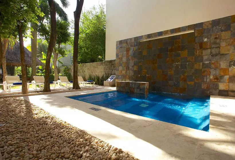 Moongate Hotel & Beach Club