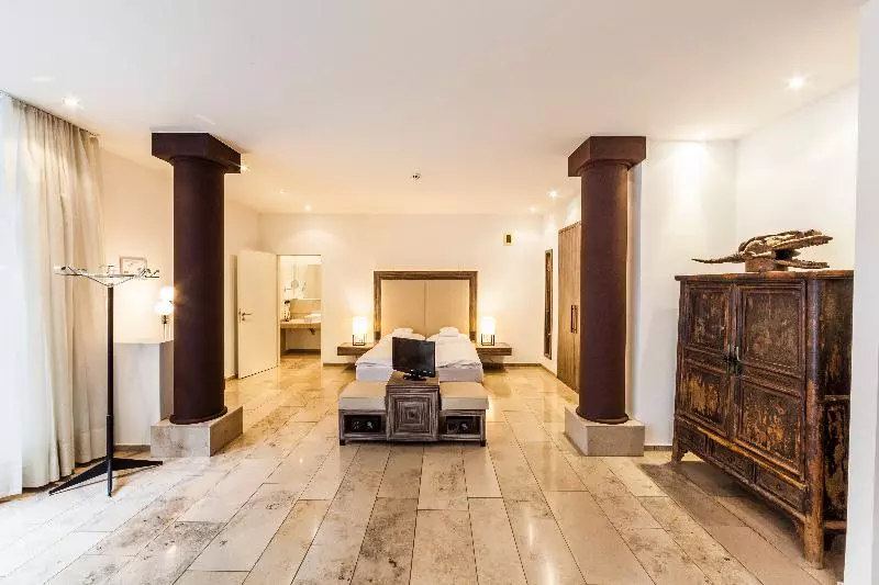 Fotos del hotel Burns Art & Culture Suitehotel:  2