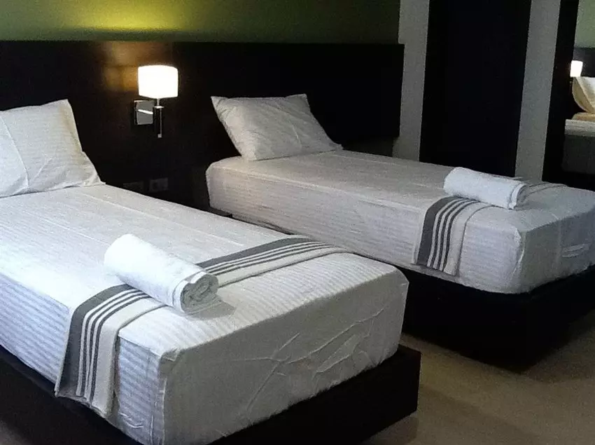 Zen Rooms Lorenzzo Suites Makati