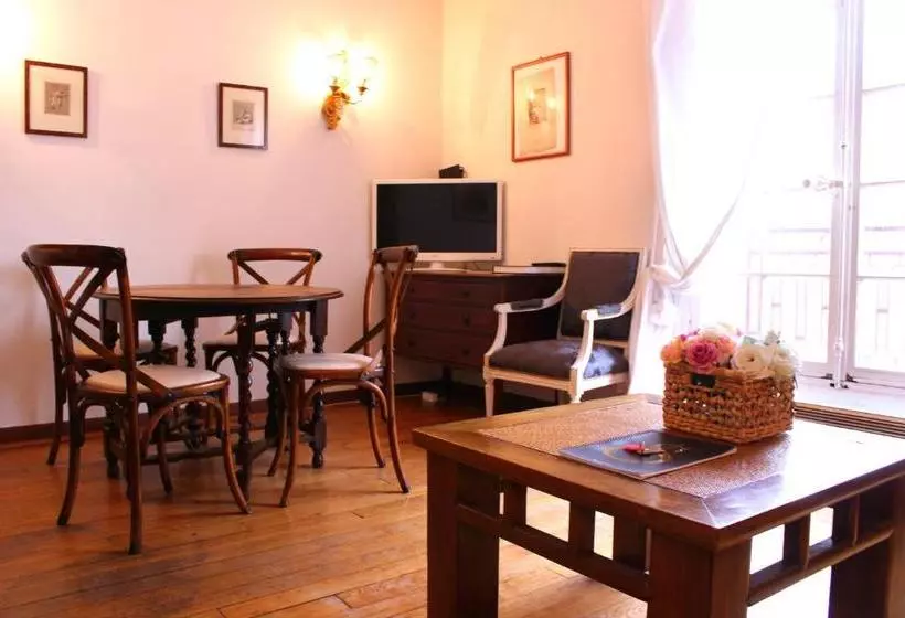 Fotos del hotel Mithouard Apartment:  2