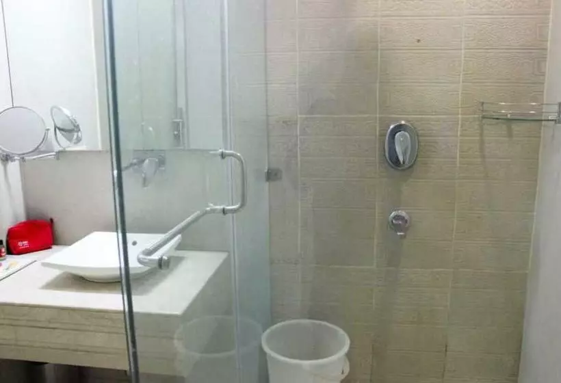 Fotos del hotel Oyo Premium Rajouri Garden Janta Market:  6