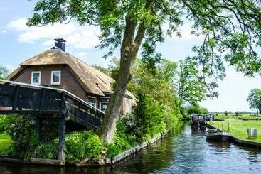بيت شباب ذا بلاك شيب - Giethoorn