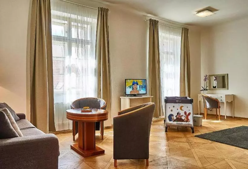 Fotos del hotel Three Golden Crowns Apartments:  21