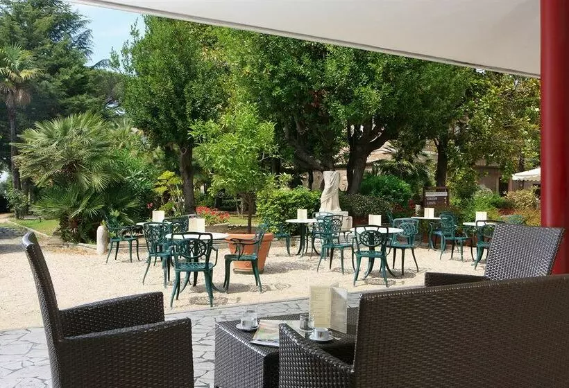 Fotos del hotel The Church Village:  5