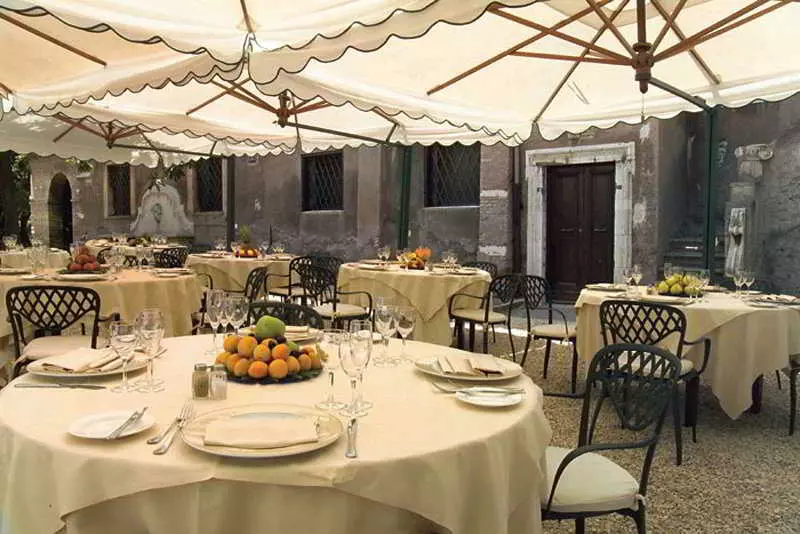 Fotos del hotel The Church Village:  15