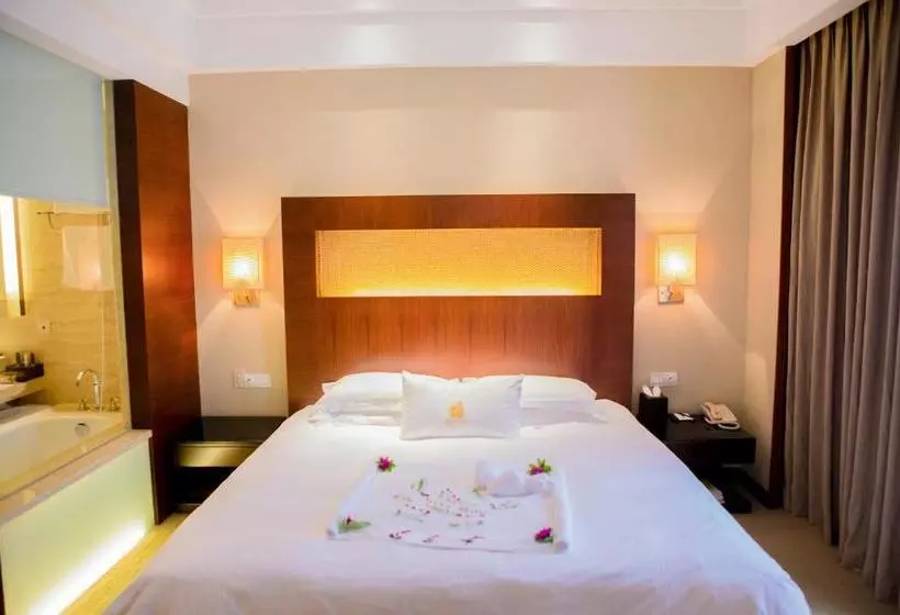 Fotos del hotel Golden Bay Resort:  2