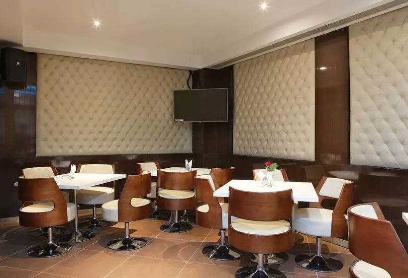 Fotos del hotel Collection O 40631 The Sahar Pavilion:  7