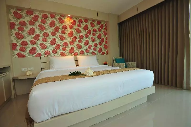 Fotos del hotel Chalong Beachfront Residence:  7